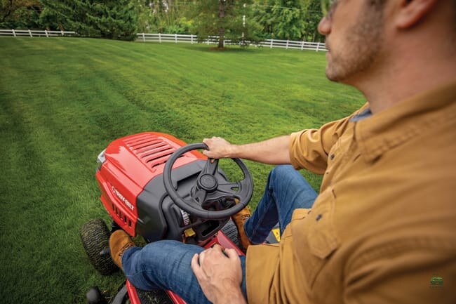 Tondeuse autoportée à éjection latérale TROYBILT 107T-S 679 cm³ l.107 cm